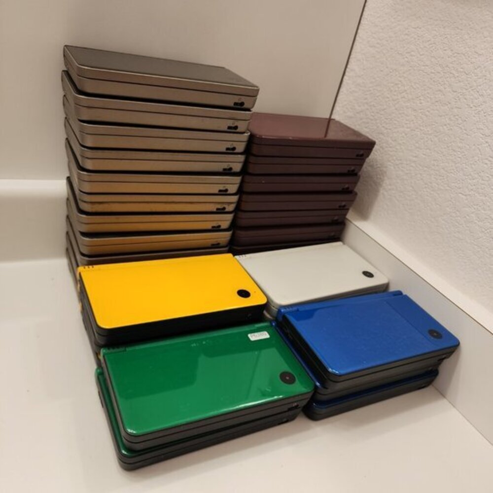 1X Nintendo DSI XL with charger and 8GB memory card Japan Various Color - Picture 3 of 4